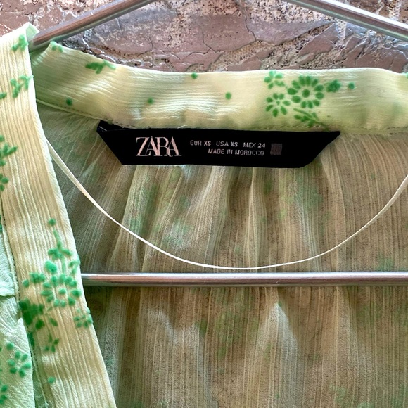 PRETTY SEA GREEN ZARA BLOUSE WITH RUFFLE DETAILING. BRAND NEW. SIZE XS. - Picture 3 of 3